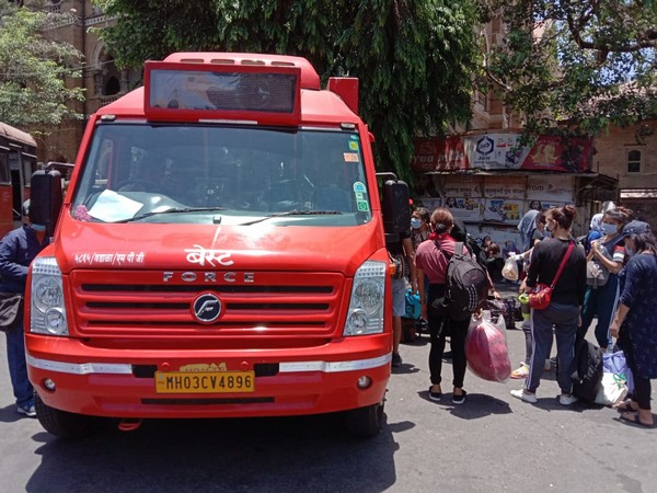 The migrants from Mizoram being transported via buses to CSMT railway station in Mumbai. Photo/ANI