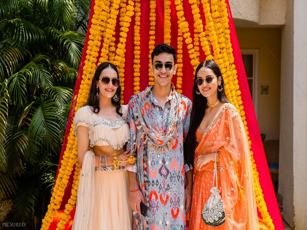 Manushi Chillar along with siblings Dewangana, Dalmitra