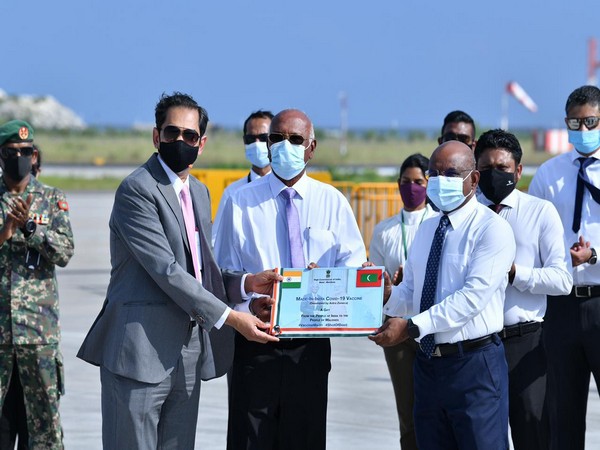 Maldives receiving the consignment of 1 lakh Covishield vaccines from India (Source: Abdulla Shahid/Twitter)