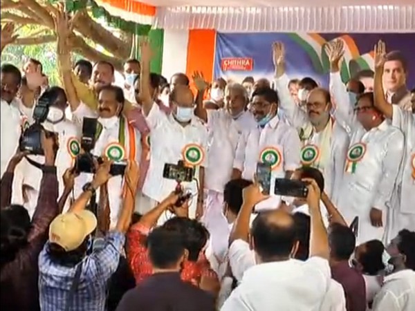 Kerala Congress-led United Democratic started its election campaign by 'Aishwarya Kerala Yatra' on Sunday. (Photo/ANI)