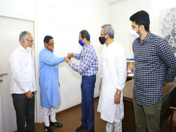 Ex BJP MLA Hemendra Mehta joins Shivsena in presence of CM Uddhav Thackeray (Photo/ANI)