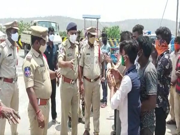 Ramagundam police rounding up Covid-19 imposed lockdown violators (Photo/ANI)