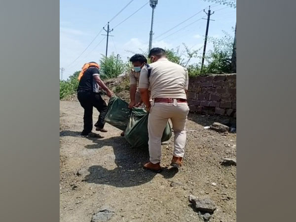 Cops carry corpse on foot after family refuse to help in Bhopal (photo/ANI) 