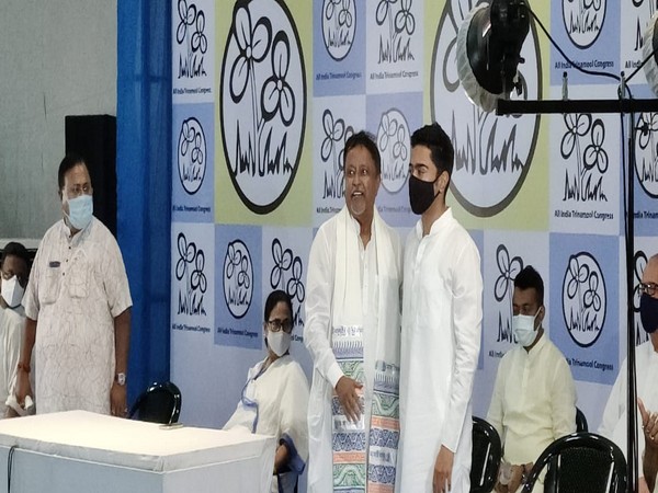 Mukul Roy and his son Subhranshu Roy joined Trinamool Congress (TMC) on Friday in Kolkata (ANI).