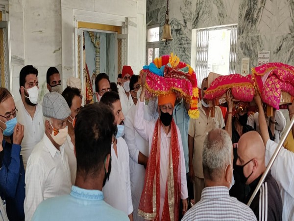 Chari Mubarak being taken from Gori Shankar Mandir
