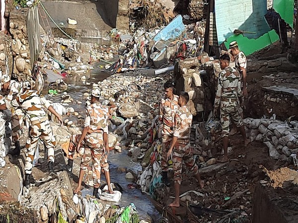 ITBP presonnel fixing Tawi Nala (Photo/Twitter)