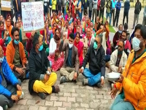 Protest held at Badrinath (Photo/ANI)