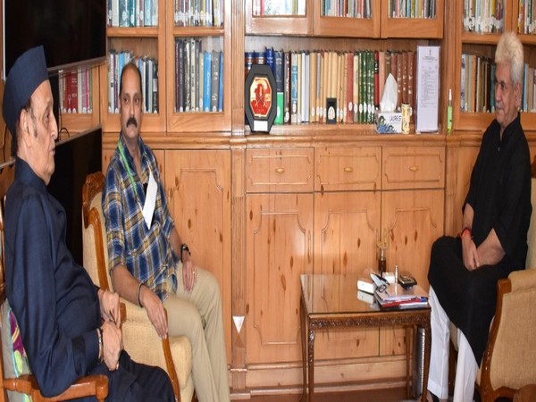 Former Union Minister, Dr Karan Singh meeting J&K LG Manoj Sinha