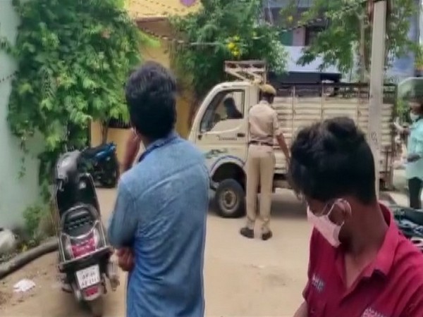 Warangal police taking the dead body for post mortem (Photo/ANI)