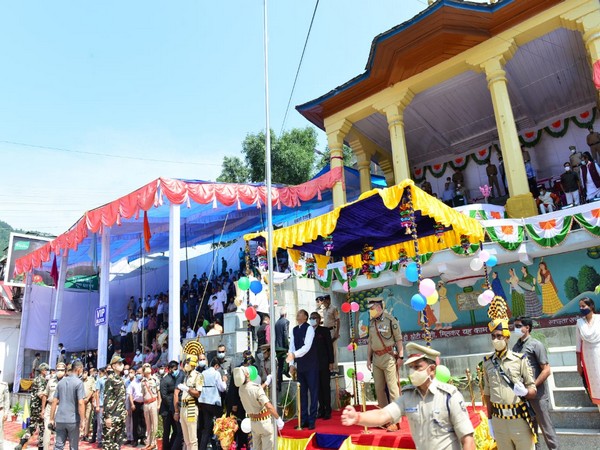 Himachal Pradesh Chief Minister Jai Ram Thakur hoisting the national flag at Mandi (Photo/ANI)