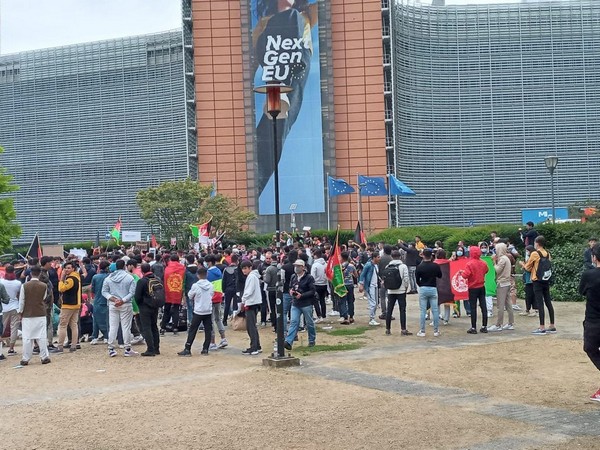 Holding Afghan flags and placards inscribed with their demands, they called on European Union institutions to step forward to save Afghans from the Taliban. 