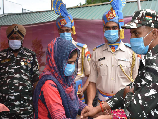 Local Girl tying rakhi to a CRPF personnel in Kashmir (Photo/PRO Srinagar)
