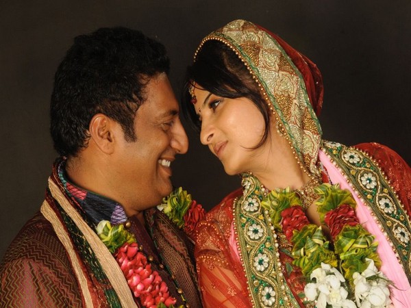 Prakash Raj with his wife (Image source: Twitter)
