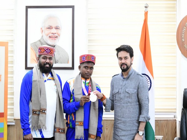 Sports Minister Anurag Thakur felicitates silver medallist Mariyappan Thangavelu (Photo/ SAI)