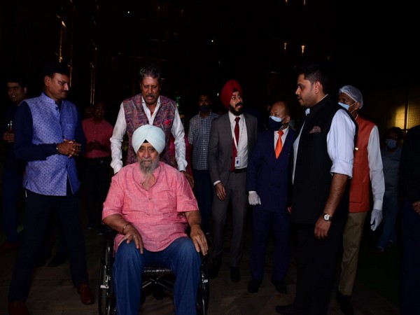 Former India skipper Kapil Dev with Bishan Singh Bedi