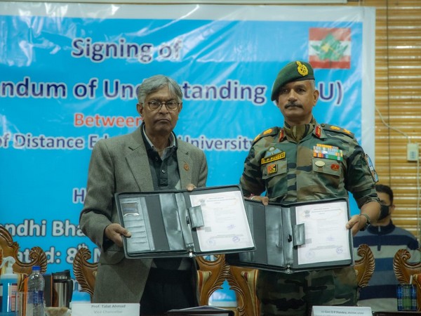 University of Kashmir Vice-Chancellor Professor Talat Ahmad (L) and General Officer Commanding 15 Corps Lieutenant General D. P. Pandey (R) (Photo Courtesy: PRO Defence)
