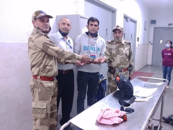 Bag containing Rs 2.50 lakh lying unclaimed at Delhi metro station restored to UP businessman.