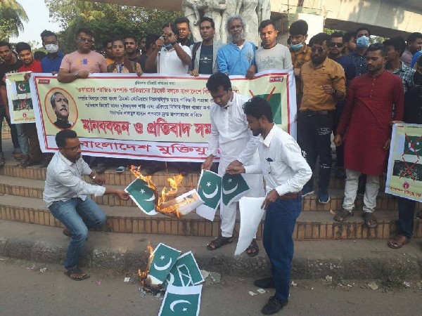 Anti-Pak protest held at Raju Memorial Sculpture in Dhaka