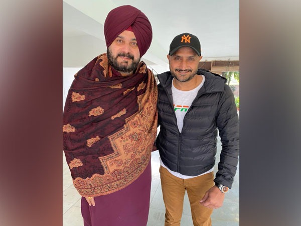 Punjab Congress Chief Navjot Singh Sidhu with Harbhajan Singh (Photo/Twitter) 