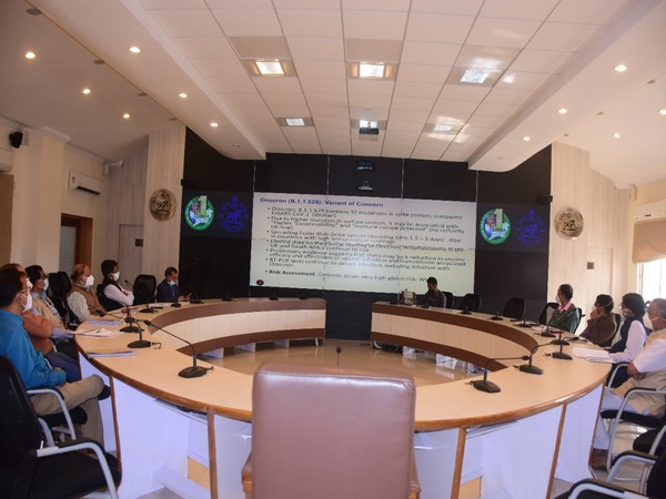 Odisha Chief Secretary Suresh Chandra Mahapatra reviews COVID preparedness to deal with Omicron (Photo:ANI)