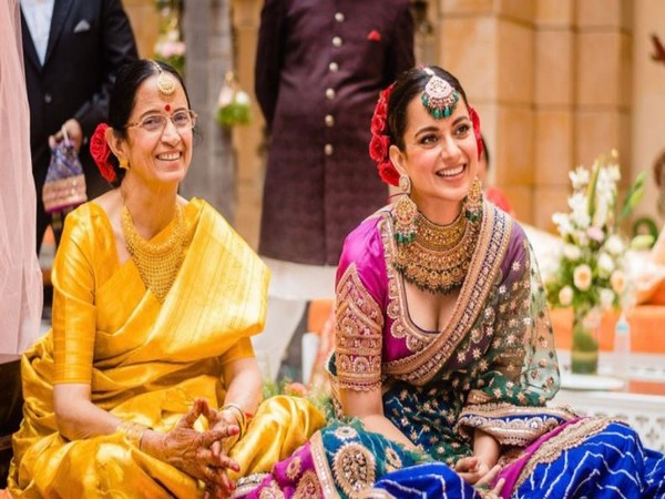 Kangana Ranaut with her mother Asha (Image source: Instagram)