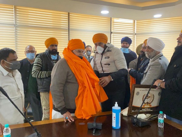 Meghalaya Governor Satya Pal Malik with farmers in Delhi (