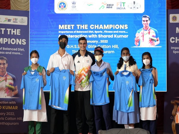 Paralympic medallist Sharad Kumar with students 
