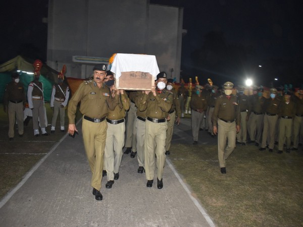 Body of BSF Constable Vivek Tiwari being carried with force honours