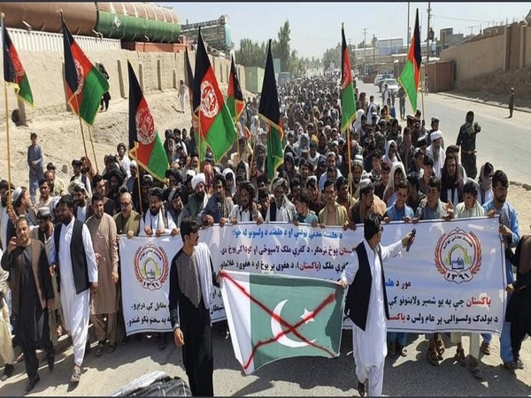 Large number of Afghans staged a protest against Pakistan