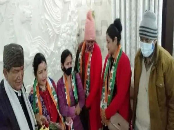 Maya Koshyari joining Congress in presence of Harish Rawat (Photo/ ANI) 