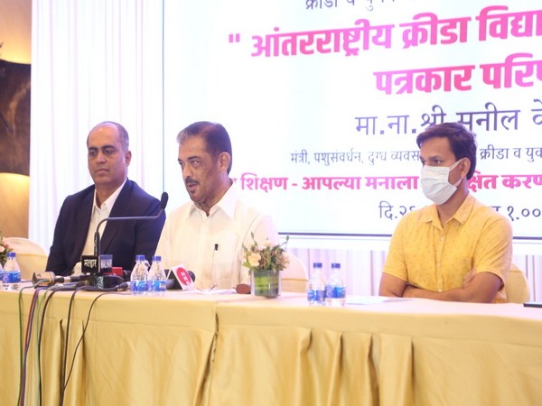 Former India cricketer Nilesh Kulkarni with Maharashtra Sports Minister Sunil Kedar