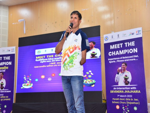 Veteran Paralympian Devendra Jhajharia addressing the students of Parakh Rajakiya Balika Vidyalaya (Image: SAI Media)