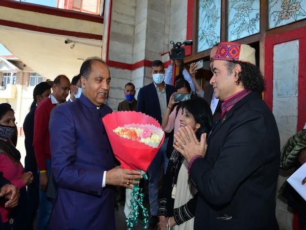 Chief Minister Jai Ram Thakur with Bollywood singer Mohit Chauhan (Photo/ANI)