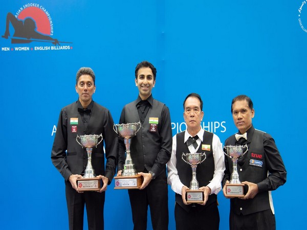 Pankaj Advani lifting Asian Billiards Championship Trophy (Image: ACBS)