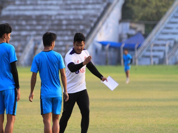 Aizawl FC coach Yan Law during training session (Image: AIFF)