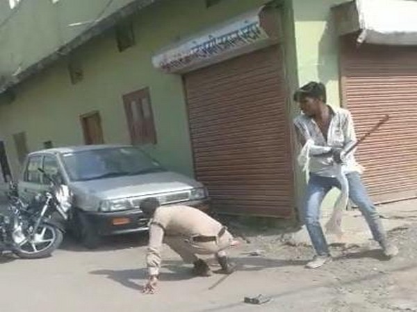 An Indore man assaulting a police constable (Screengrab from the viral video)