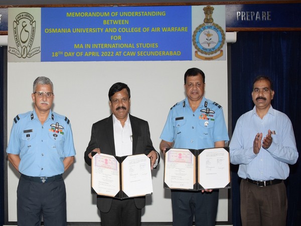 Vice-Chancellor of Osmania University, Professor D Ravinder and Air Vice Marshal KSK Suresh  (Photo/PIB)