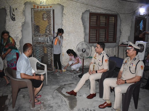 Delhi Police Commissioner Rakesh Asthana meets Sub-Inspector Meda Lal who sustained injury in Jahangirpuri violence (Photo:ANI)