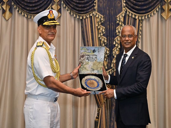 Chief of Naval Staff Admiral R Hari Kumar with Maldivian President Ibrahim Mohamad Solih