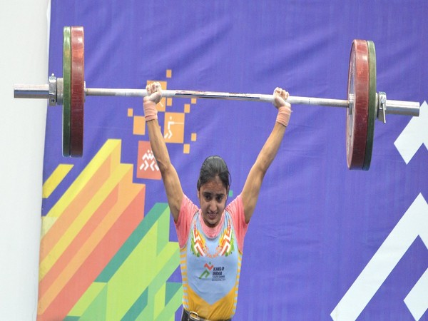 Weightlifter Komal Kohar of Maharshi Dayanand University Rohtak in action during KIUG 2021 (Image: SAI media)