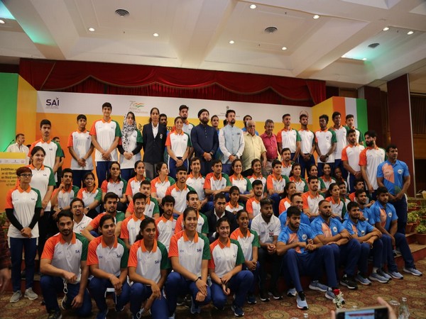 Sports Minister Anurag Thakur with India's Deaflympics 2021 contingent (Image: SAI media)