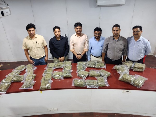 Officials of Mumbai Customs with the seized items of drugs (Photo:Mumbai Customs)