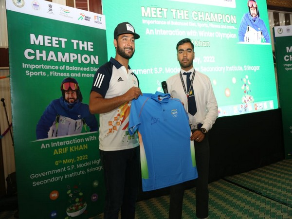 Winter Olympian Arif Mohammad Khan during his visit to Government SP Model School in Srinagar (Image Courtesy: SAI media)