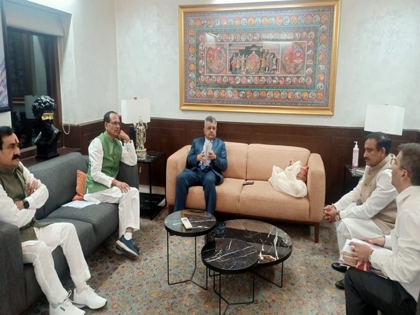 Madhya Pradesh Chief Minister Shivraj Singh Chouhan meets Solicitor General of India Tushar Mehta (Photo/Twitter)