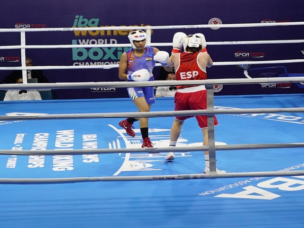 Nitu (In blue) in action against Spain's Lopez Del Arbol in pre-quarters of Women's World Boxing Championships (Image: BFI media)