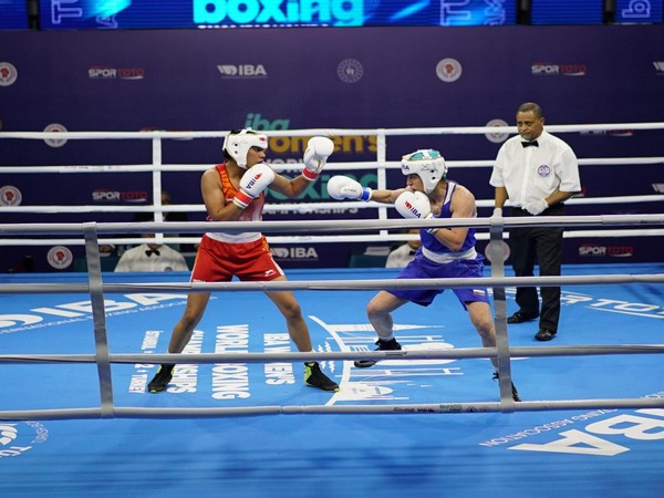 Manisha (In red) in action against  Svetlana Staneva of Bulgaria in pre-quarters of Women's World Boxing Championships (Image: BFI media)