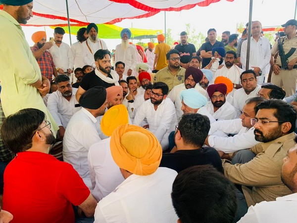 JJP leaders meet Sidhu Moose Wala's family in Mansa 