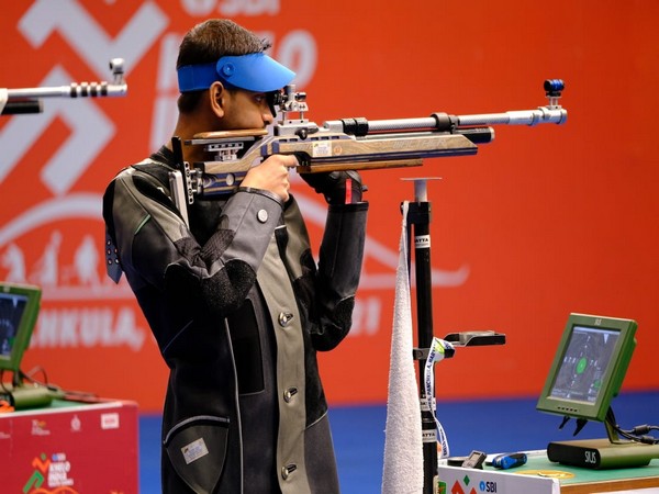 Bengal shooter Srinjoy Dutta after winning gold in 10m air rifle at KIYG 2021 (Image: SAI Media)