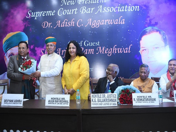 Law Minister Arjun Ram Meghwal felicitates Supreme Court Bar Association (SCBA) President Adish Aggarwala