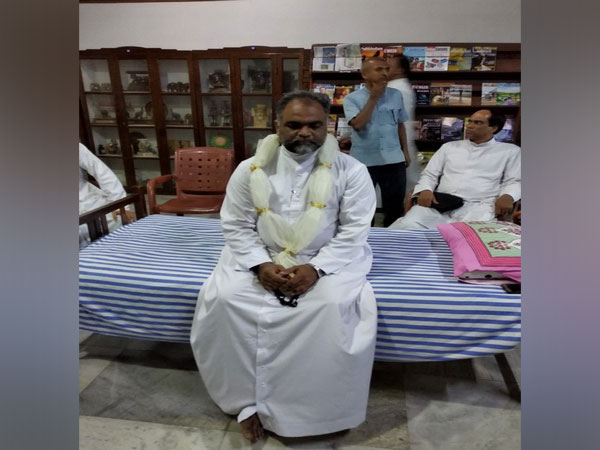 Priest went on protest against a Cardinal in Kochi on Thursday. 